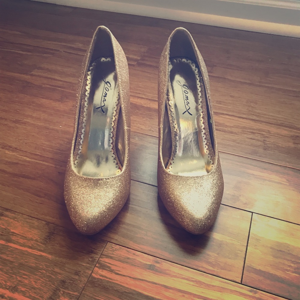 Beautiful gold glitter pumps